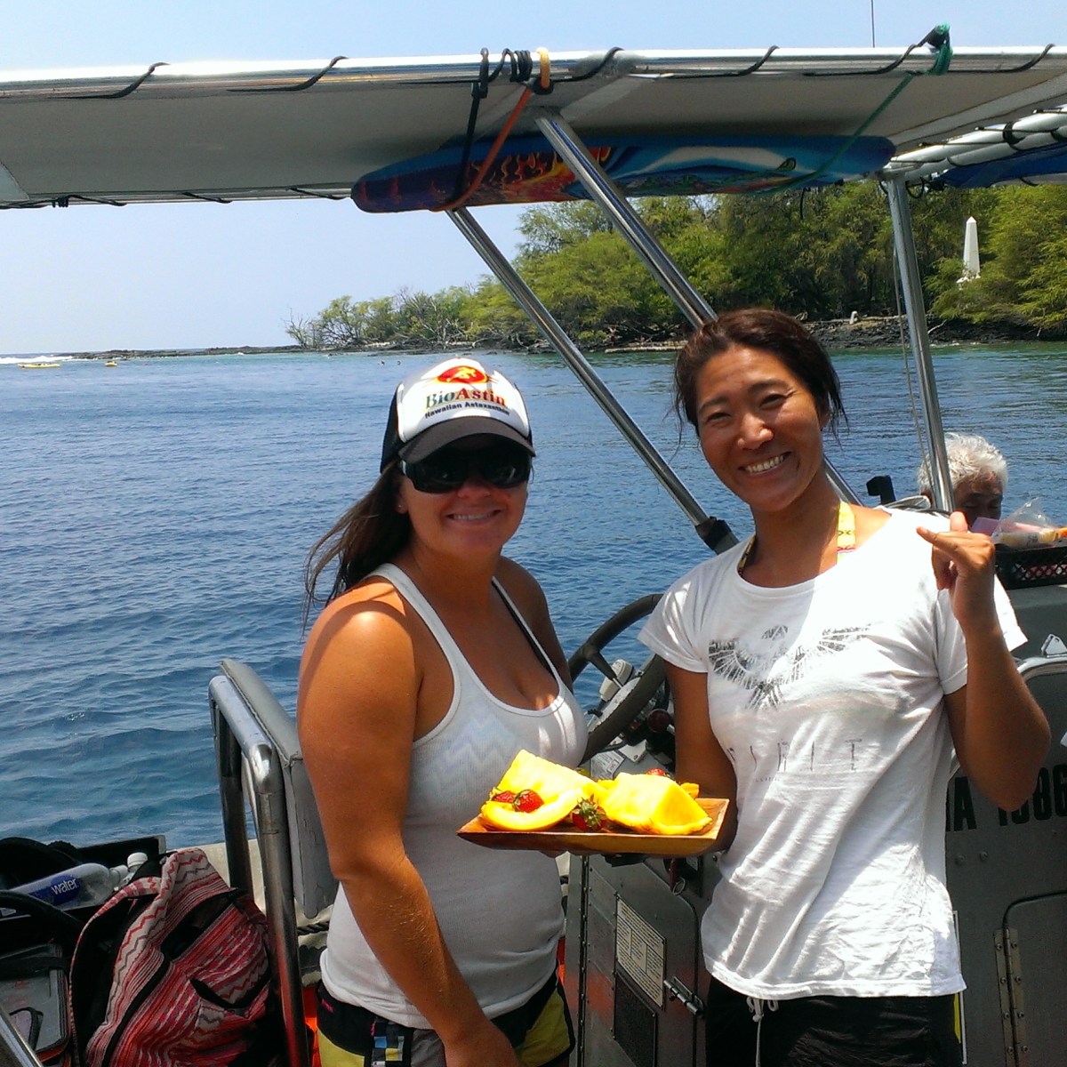 Kealakekua Bay Capt Cook Monument Snorkling yummy fruit & snacks